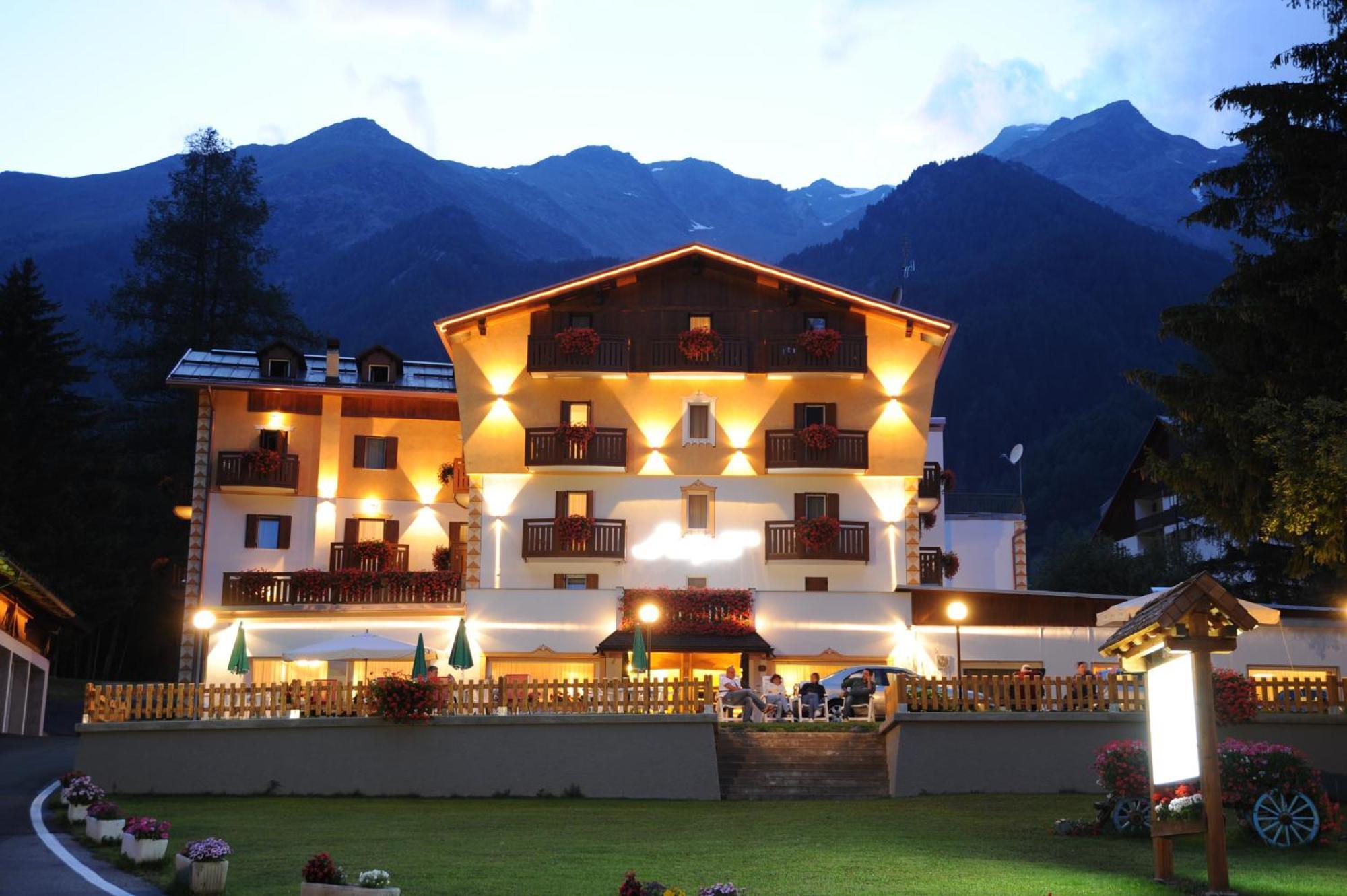 Hotel Alpino Wellness & Spa 페이오 폰티 외부 사진